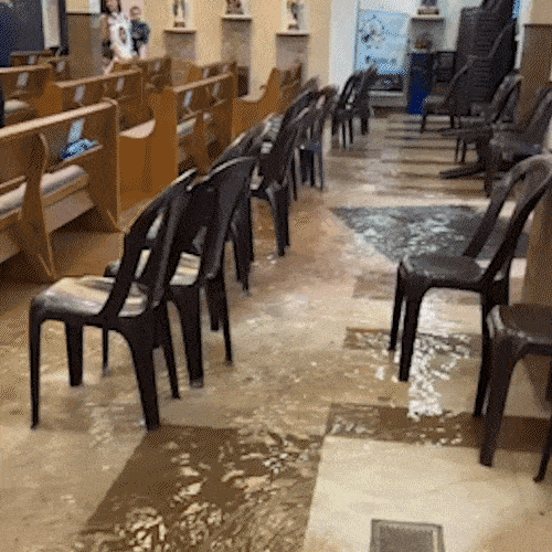 Chuva intensa alaga igreja cat&oacute;lica durante missa 