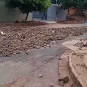 Rua fica coberta por pedras e moradora reclama de situa&ccedil;&atilde;o recorrente