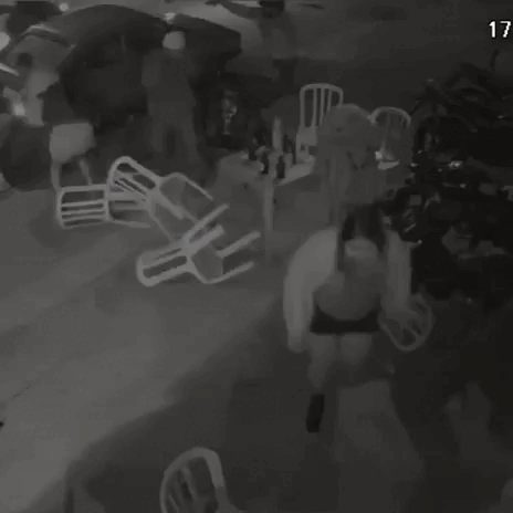 V&iacute;deo mostra beb&ecirc; no colo da m&atilde;e no momento em que &eacute; assassinado em bar