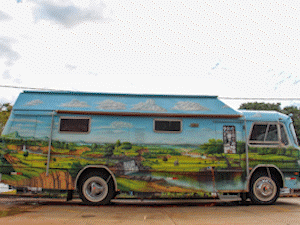 M&eacute;dico transforma &ocirc;nibus de 1969 em motorhome dinossauro