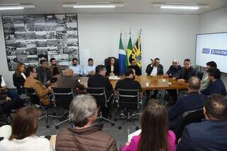 Em reunião de 4 horas, prefeita tenta pôr fim à tensão com vereadores Em reunião de 4 horas, prefeita tenta pôr fim à tensão com vereadores