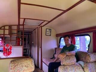 M&eacute;dico transforma &ocirc;nibus de 1969 em motorhome dinossauro