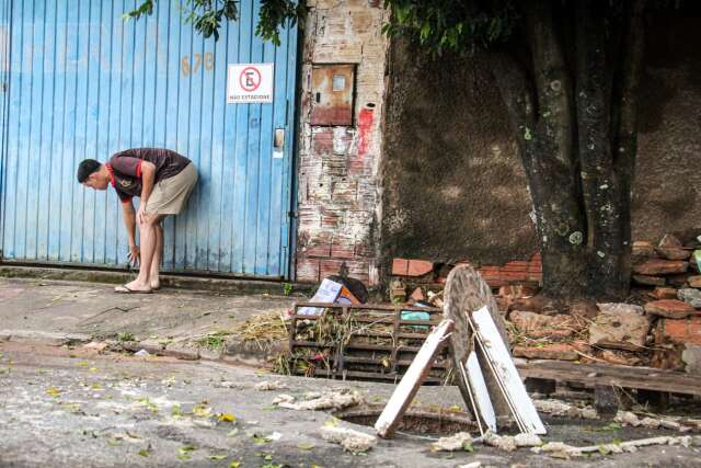 Ap&oacute;s alagamento no Tiradentes, moradores acordam com lixo e medo de mais chuva