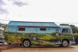 M&eacute;dico transforma &ocirc;nibus de 1969 em motorhome dinossauro