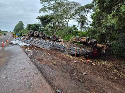 Mais de 15 horas depois, carreta segue destru&iacute;da &agrave;s margens da BR-163