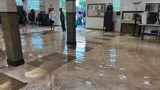 Chuva intensa alaga igreja cat&oacute;lica durante missa 