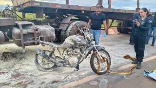 Caminhoneiro mata mulher atropelada e foge arrastando moto por 5 km Caminhoneiro mata mulher atropelada e foge arrastando moto por 5 km