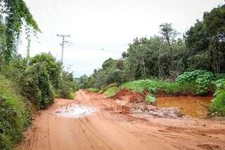 Moradora reclama de preju&iacute;zos e riscos de eros&atilde;o em estrada sem pavimenta&ccedil;&atilde;o