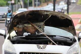 Pane el&eacute;trica provoca inc&ecirc;ndio em carro na Avenida Afonso Pena