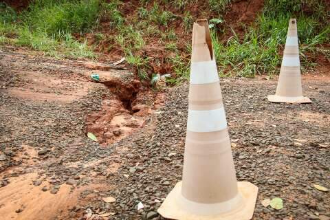 Moradora relata preju&iacute;zos e riscos de eros&atilde;o em estrada sem pavimenta&ccedil;&atilde;o