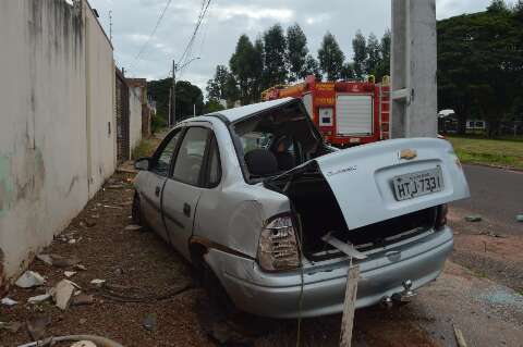 Corsa fica destru&iacute;do ap&oacute;s bater em poste no Jardim Anache