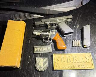 Dupla morta em abordagem levava armas para guerra entre fac&ccedil;&otilde;es, diz pol&iacute;cia