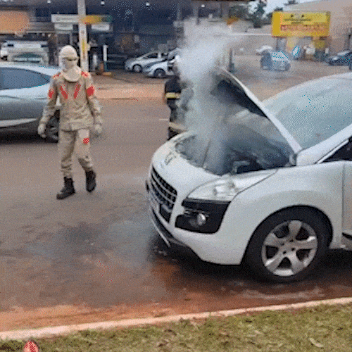 Pane el&eacute;trica provoca inc&ecirc;ndio em carro na Avenida Afonso Pena