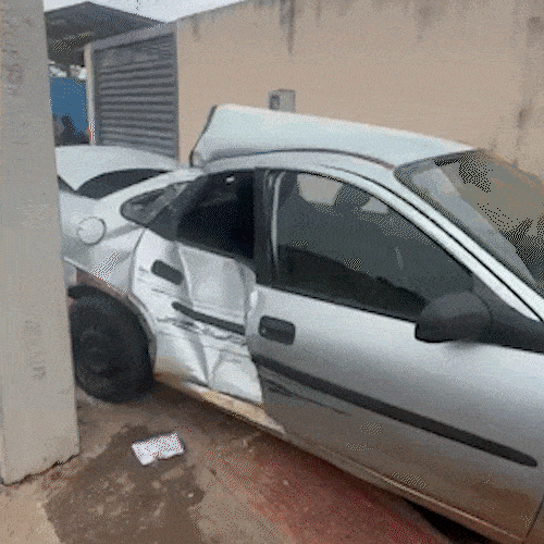 Corsa fica destru&iacute;do ap&oacute;s bater em poste no Jardim Anache