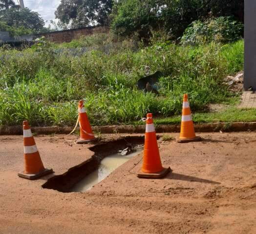 Moradores reclamam de buraco em via, deixado por empresa ap&oacute;s servi&ccedil;os