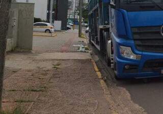 Caminh&atilde;o-cegonha estaciona sobre a faixa amarela e tumultua tr&acirc;nsito 