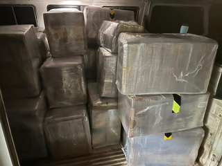 Den&uacute;ncia leva a pol&iacute;cia a entreposto e barbeiro &eacute; pego com 271 kg de droga