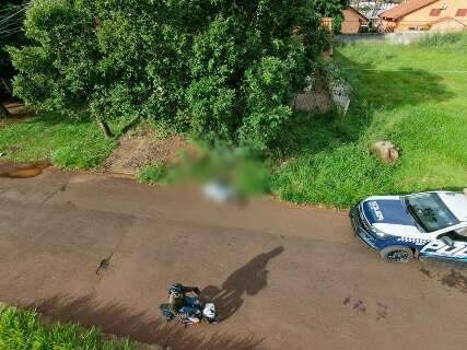 Dupla presa alegou ci&uacute;mes ap&oacute;s assassinar homem a facadas
