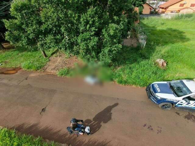 Dupla presa alegou ci&uacute;mes ap&oacute;s assassinar homem a facadas