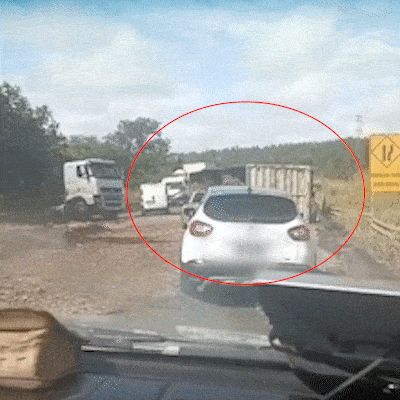 Carreta tomba, espalha carga e deixa tr&acirc;nsito lento em rodovia de Tr&ecirc;s Lagoas