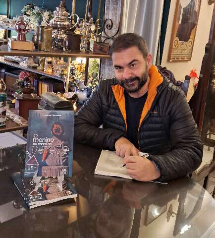 Cl&oacute;vis estreia na literatura com hist&oacute;ria sobre emo&ccedil;&otilde;es silenciadas na inf&acirc;ncia