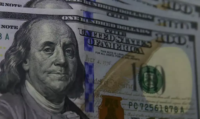D&oacute;lar fecha a R$ 5 com foco em juros nos EUA e tens&atilde;o no Ir&atilde;