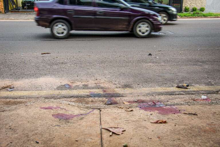 Sangue da vítima no local onde morreu (Foto: Juliano Almeida)