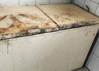 Força-tarefa apreende mais de 660 kg de carne estragada em açougue Força-tarefa apreende mais de 660 kg de carne estragada em açougue