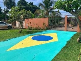 Vi&uacute;va, Maria retoma tradi&ccedil;&atilde;o do marido e pinta cal&ccedil;ada para a Copa