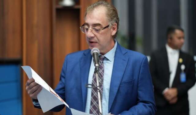 Fora da Assembleia, Neno agradece eleitores e evita falar de processos