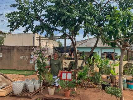 Floricultura na cal&ccedil;ada nasceu de uma dor e hoje colore vida de Elivan