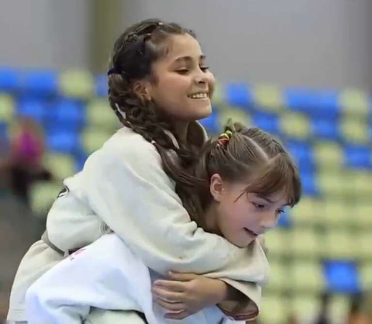 Ísis perde a luta e a reação de sua adversária emociona nas redes