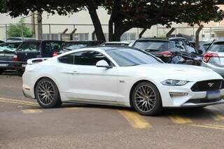 PF sai de condomínio levando Mustang de meio milhão durante ação contra fraude PF sai de condomínio levando Mustang de meio milhão durante ação contra fraude