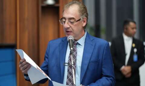 Fora da Assembleia, Neno agradece eleitores e evita falar de processos