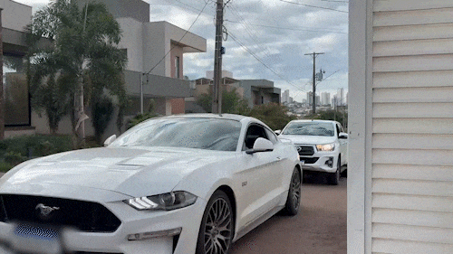 Opera&ccedil;&atilde;o da Pol&iacute;cia Federal prende homem em sobrado e leva Mustang  