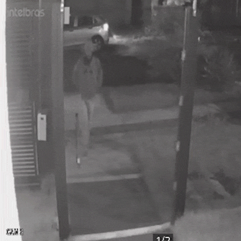 Assaltantes arrombam janela, invadem casa e furtam joias em bairro chique