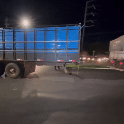 Reboque arrebenta, caminh&atilde;o atinge muro e causa congestionamento em rotat&oacute;ria