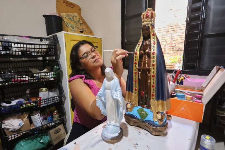Audinéia deixou enfermagem e se reencontrou restaurando arte sacra