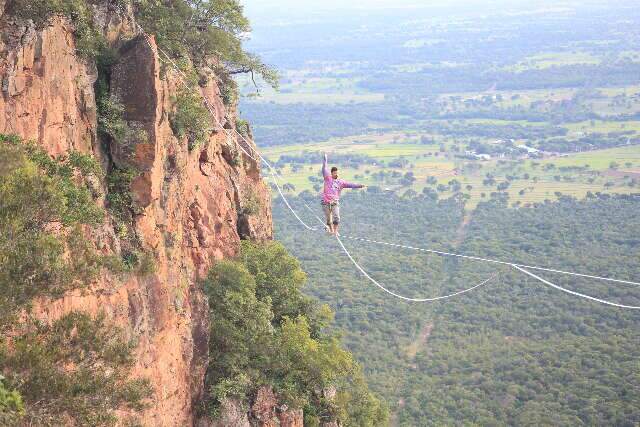 Grupo faz travessia de highline a 100 metros de altura no Morro do Paxixi