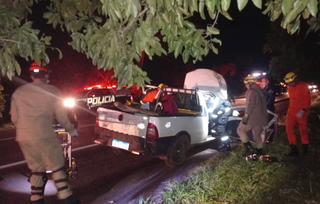 Colisão entre picapes deixa passageiro preso às ferragens na BR-267 Colisão entre picapes deixa passageiro preso às ferragens na BR-267