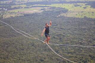Grupo faz travessia de highline a 100 metros de altura no Morro do Paxixi Grupo faz travessia de highline a 100 metros de altura no Morro do Paxixi