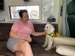 Com 14 anos, cadela Luna é xodó e sombra de Edwirges em motorhome Com 14 anos, cadela Luna é xodó e sombra de Edwirges em motorhome