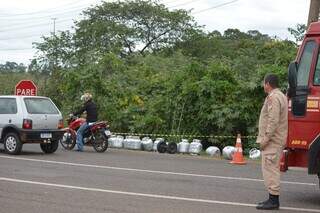 Carreta com 580 botijões de gás tomba em rotatória da BR-163 em Campo Grande Carreta com 580 botijões de gás tomba em rotatória da BR-163 em Campo Grande