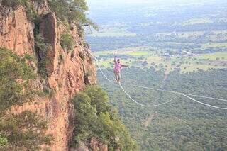 Grupo faz travessia de highline a 100 metros de altura no Morro do Paxixi