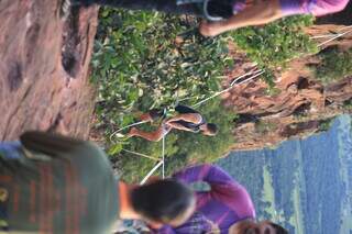Grupo faz travessia de highline a 100 metros de altura no Morro do Paxixi Grupo faz travessia de highline a 100 metros de altura no Morro do Paxixi