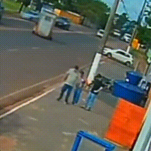 Reboque perde controle e atinge poste em trecho urbano da BR-262