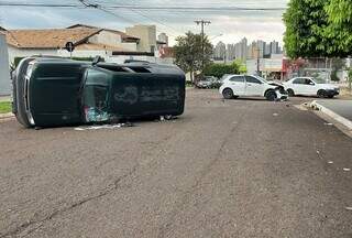 SUV capota e bloqueia cruzamento por tr&ecirc;s horas no S&atilde;o Bento