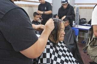 Mutirão reúne filas por cabelo, verduras e sonho da casa própria Mutirão reúne filas por cabelo, verduras e sonho da casa própria