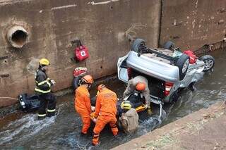 Enfermeira sai de plantão, bate em árvore e cai com carro no Córrego Segredo Enfermeira sai de plantão, bate em árvore e cai com carro no Córrego Segredo