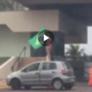 Mulher de lingerie segura bandeira do Brasil em frente ao Ex&eacute;rcito Brasileiro